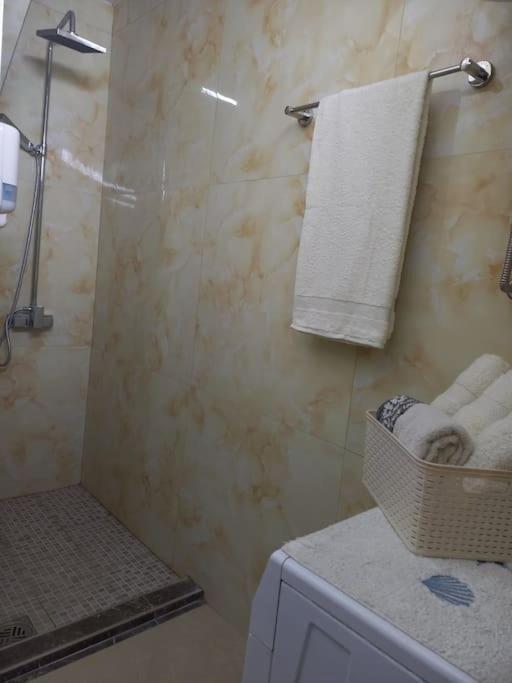 Ledine 2Br Airport Accommodation W/Free Private Parking מראה חיצוני תמונה