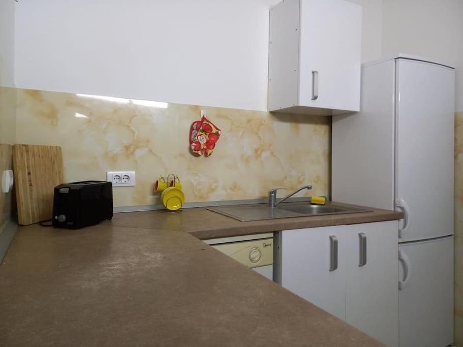 Ledine 2Br Airport Accommodation W/Free Private Parking מראה חיצוני תמונה